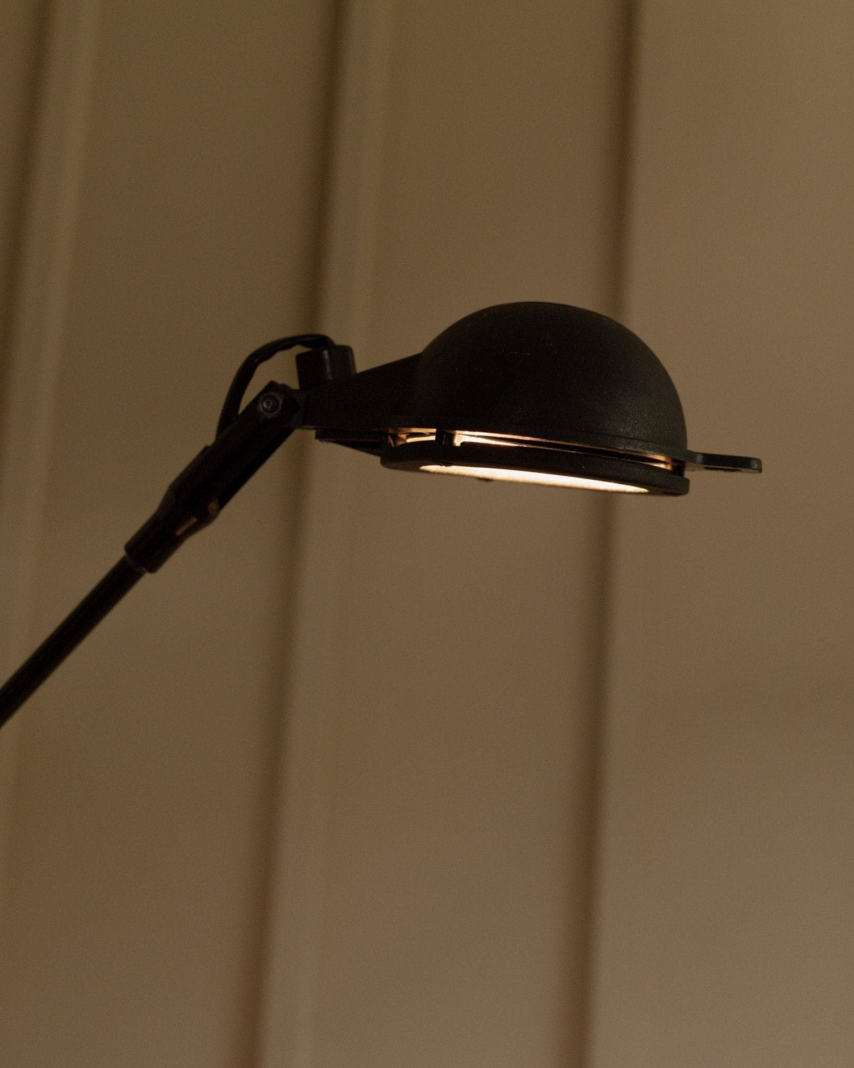 Lampe de table vintage TPB noire postmoderne Memphis Design Italie années 1980