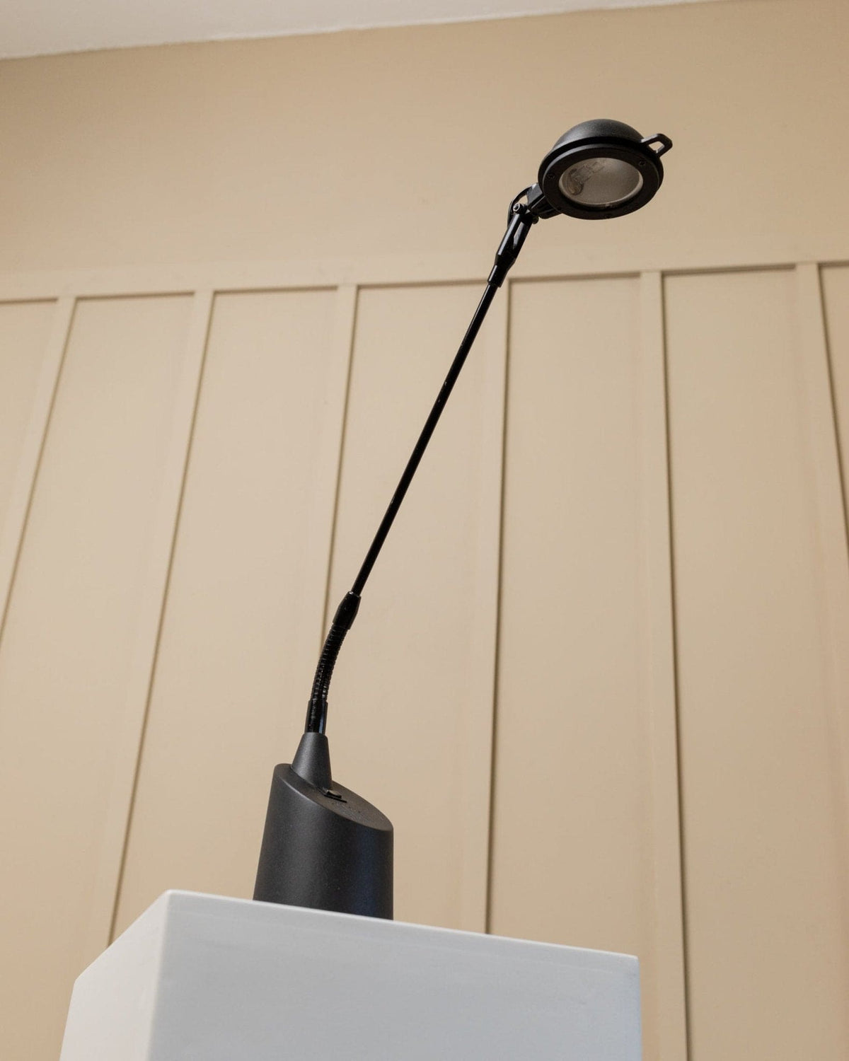 Lampe de table vintage TPB noire postmoderne Memphis Design Italie années 1980