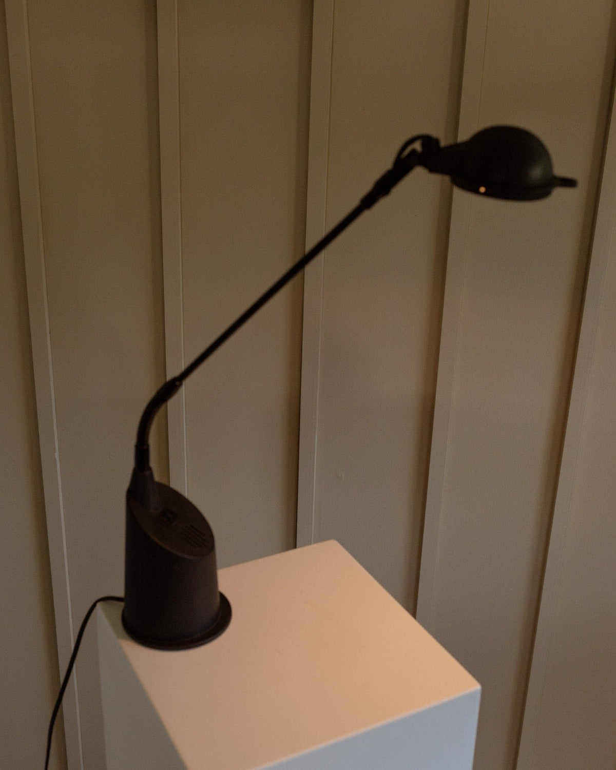 Lampe de table vintage TPB noire postmoderne Memphis Design Italie années 1980