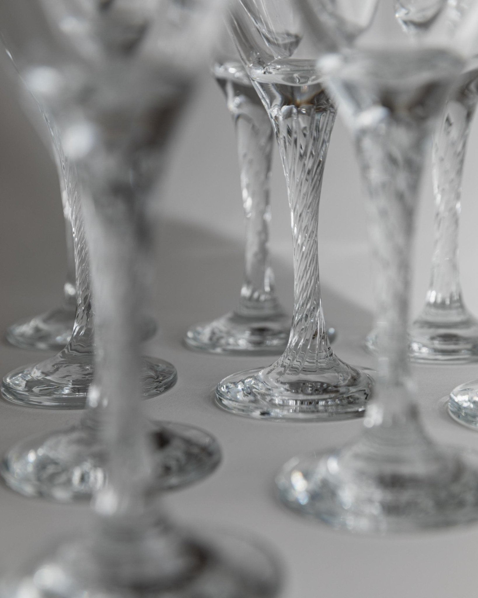 Vintage Weinglas Set von 10 mit gedrehtem Stiel, klar, zeitloses Design, Italien