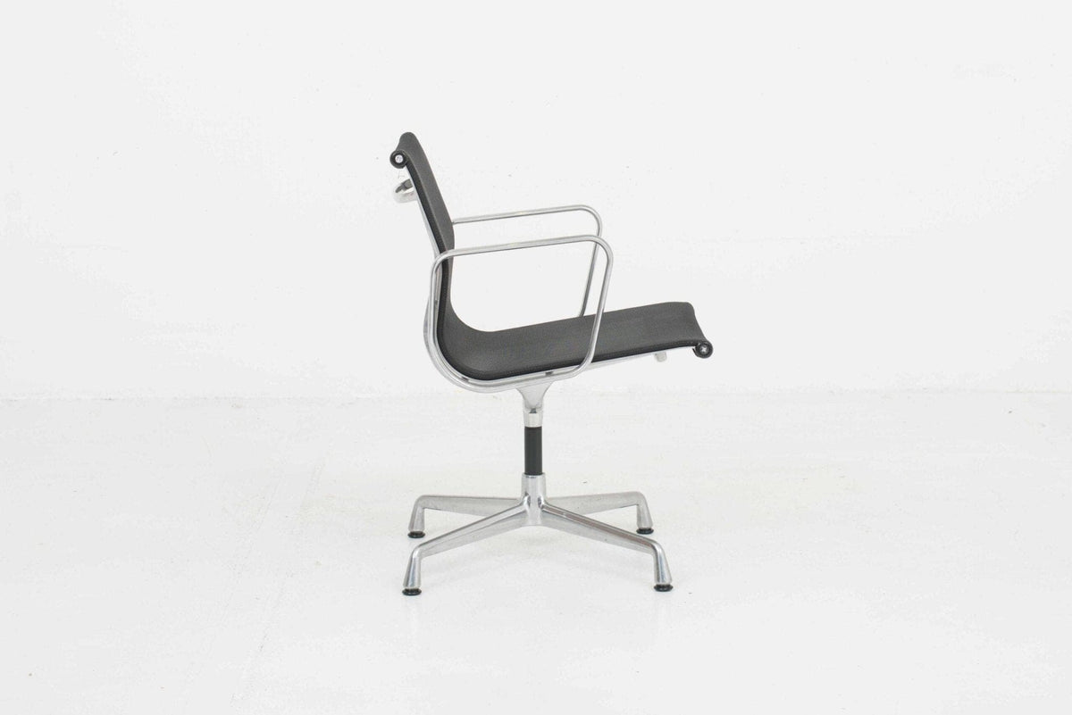 Vintage Bürostuhl Eames EA 108 von Vitra schwarz Netzstoff Aluminium poliert
