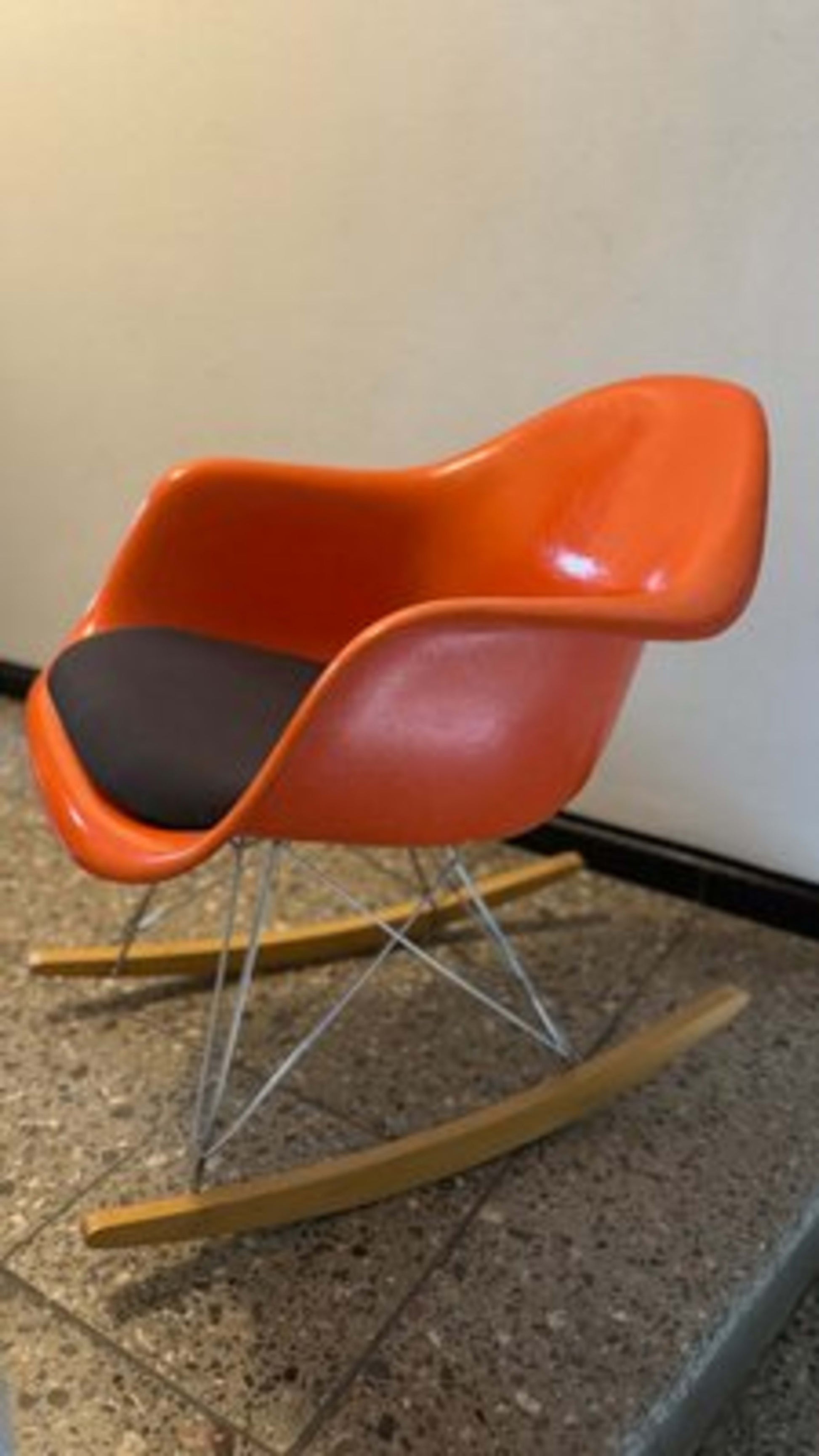Vintage Schaukelstuhl RAR von Charles und Ray Eames für Herman Miller schwarz rot hellbraun