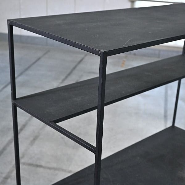 Vintage Regal Metall offen minimalistisch