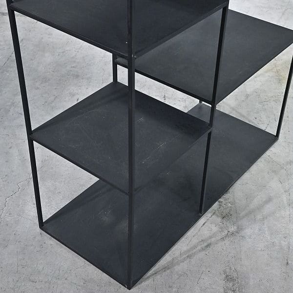 Vintage Regal Metall offen minimalistisch