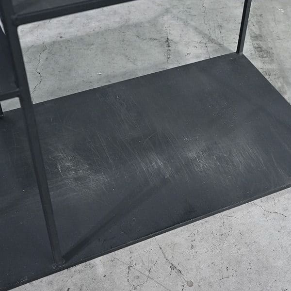 Vintage Regal Metall offen minimalistisch