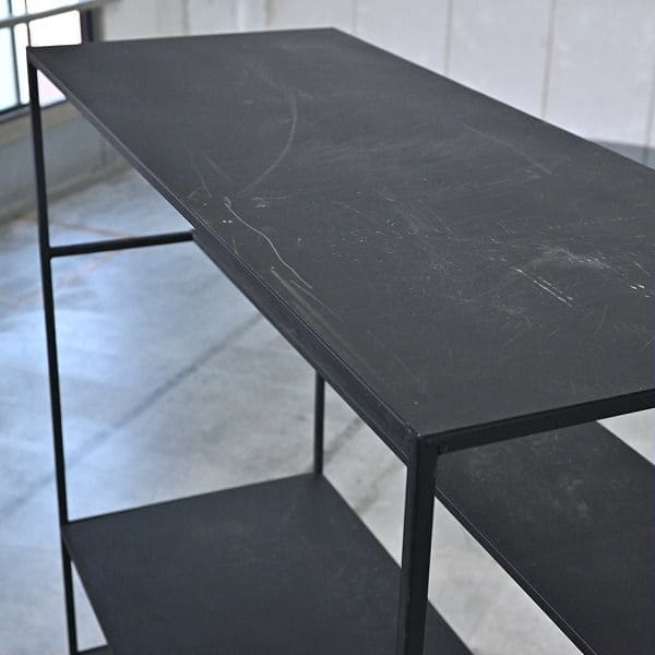 Vintage Regal Metall offen minimalistisch
