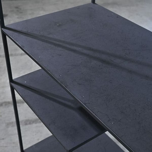 Vintage Regal Metall offen minimalistisch
