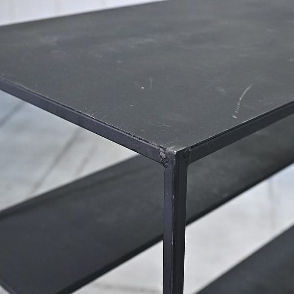 Vintage Regal Metall offen minimalistisch