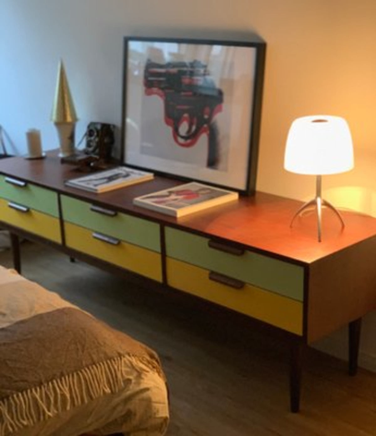 Vintage Sideboard dänisch Nussbaumfurnier mit 6 lackierten Schubladen