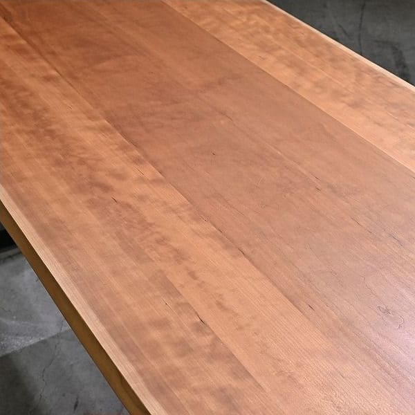 Vintage Esstisch aus Kirschholz mit schwarzen Metallbeinen