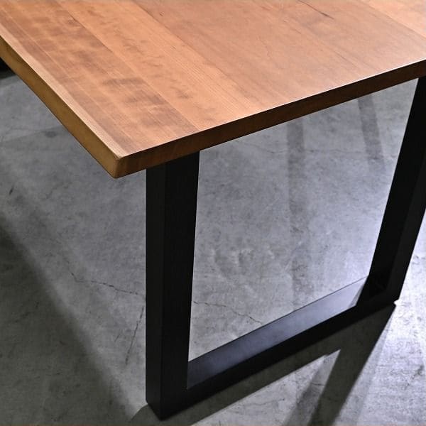Vintage Esstisch aus Kirschholz mit schwarzen Metallbeinen
