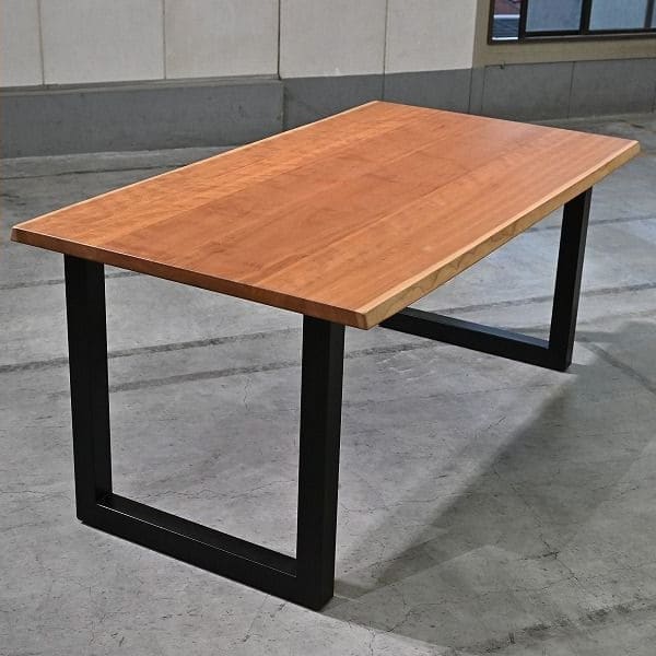 Vintage Esstisch aus Kirschholz mit schwarzen Metallbeinen