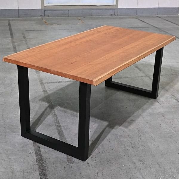 Vintage Esstisch aus Kirschholz mit schwarzen Metallbeinen