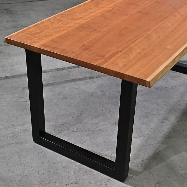 Vintage Esstisch aus Kirschholz mit schwarzen Metallbeinen