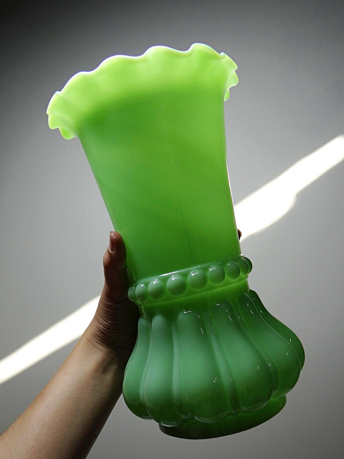 Vintage Vase aus Opalglas, Jadegrün, Art Nouveau