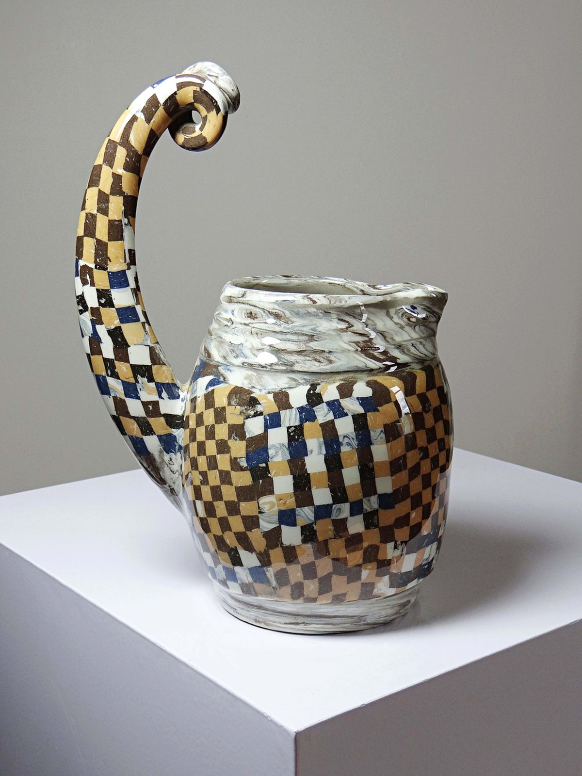 Keramik-Krug von Atelier 141 mit Schachbrettdekor