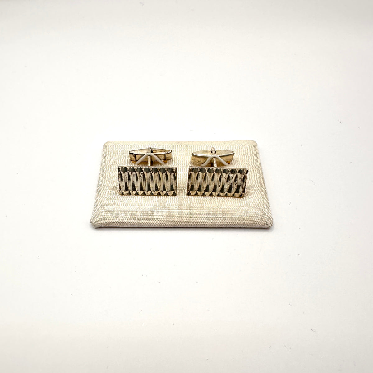 Rechteckiger Manschettenknopf aus 835er Silber mit Guilloché-Muster
