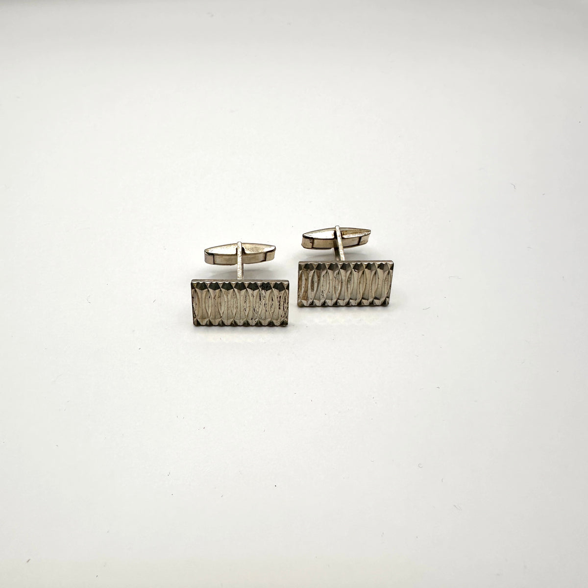 Rechteckiger Manschettenknopf aus 835er Silber mit Guilloché-Muster