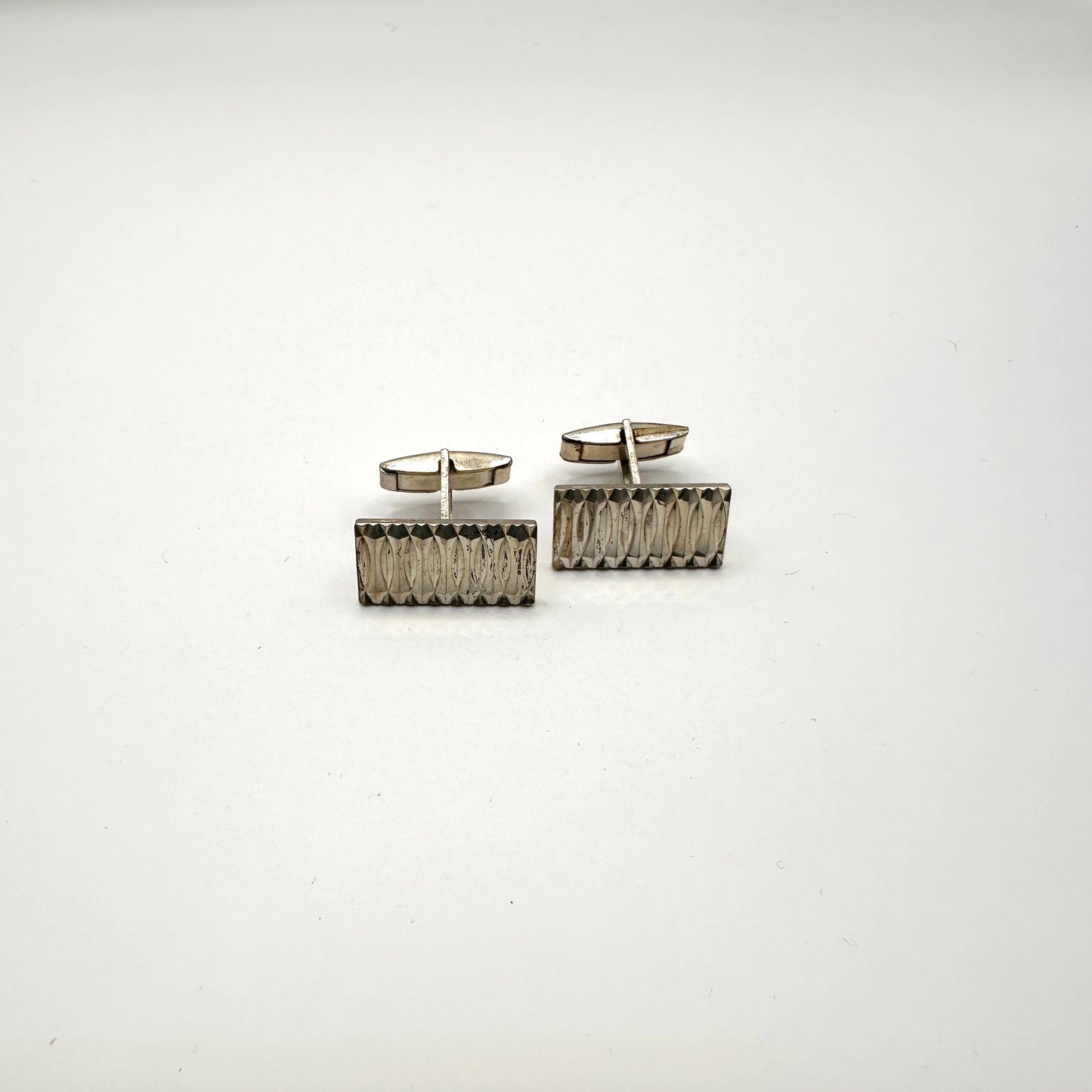 Rechteckiger Manschettenknopf aus 835er Silber mit Guilloché-Muster