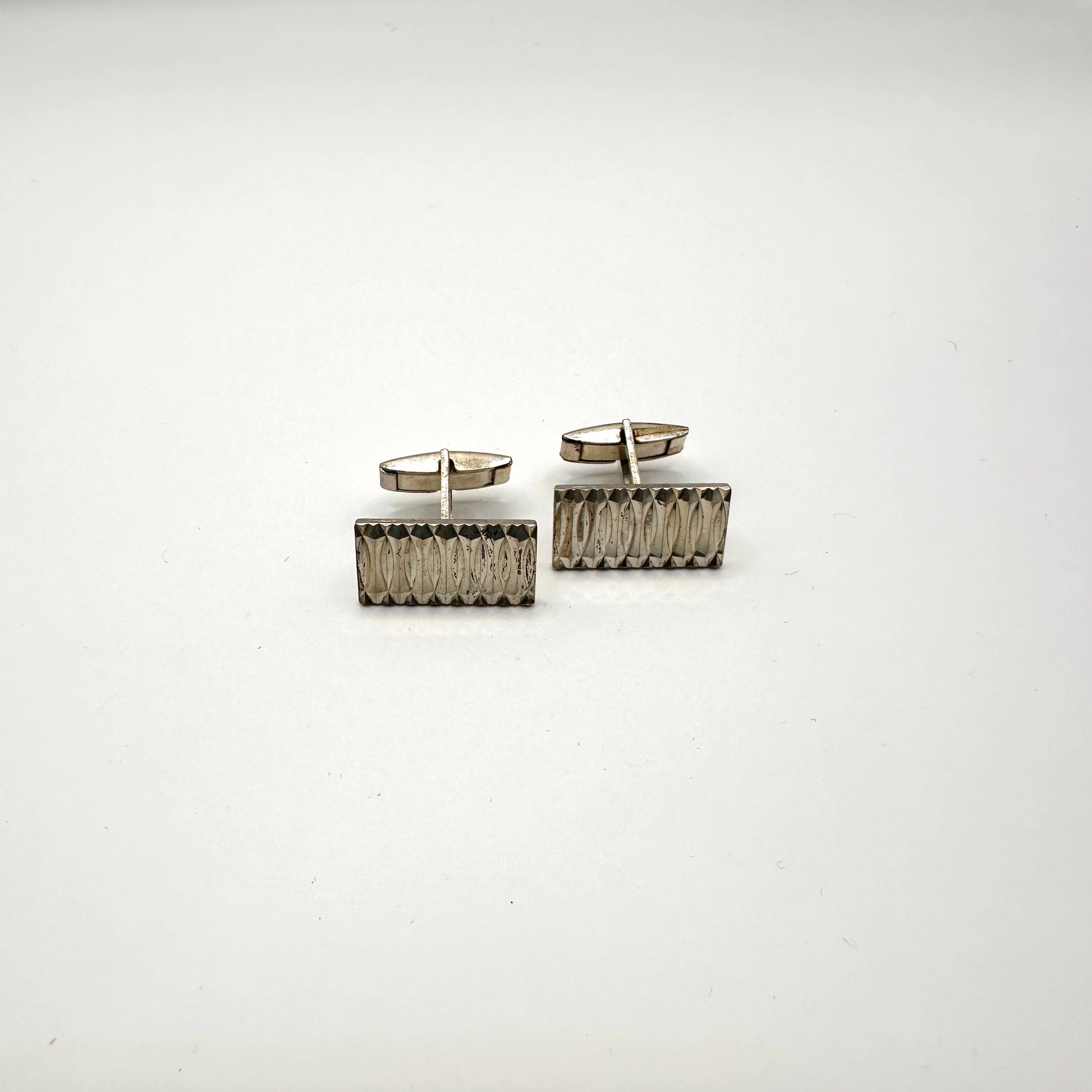 Rechteckiger Manschettenknopf aus 835er Silber mit Guilloché-Muster