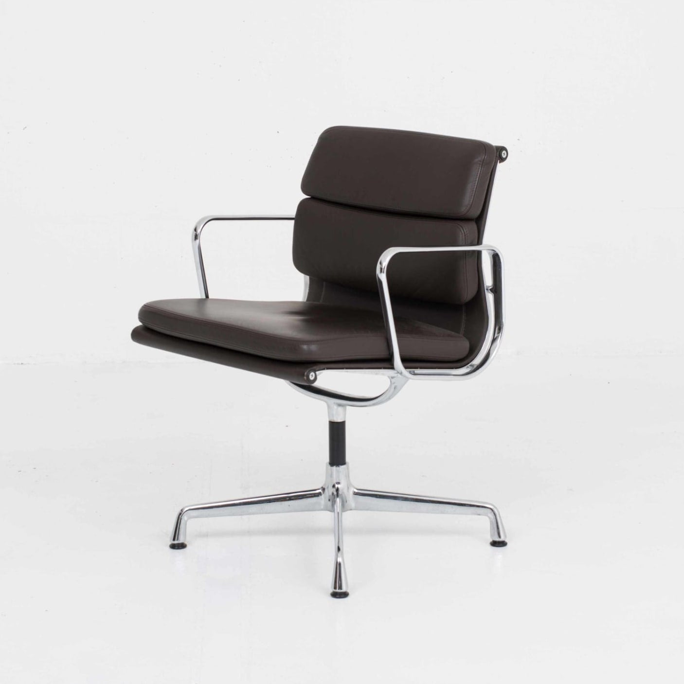 Vintage Bürostuhl EA 217 Soft Pad von Charles und Ray Eames für Vitra dunkelbraunes Leder