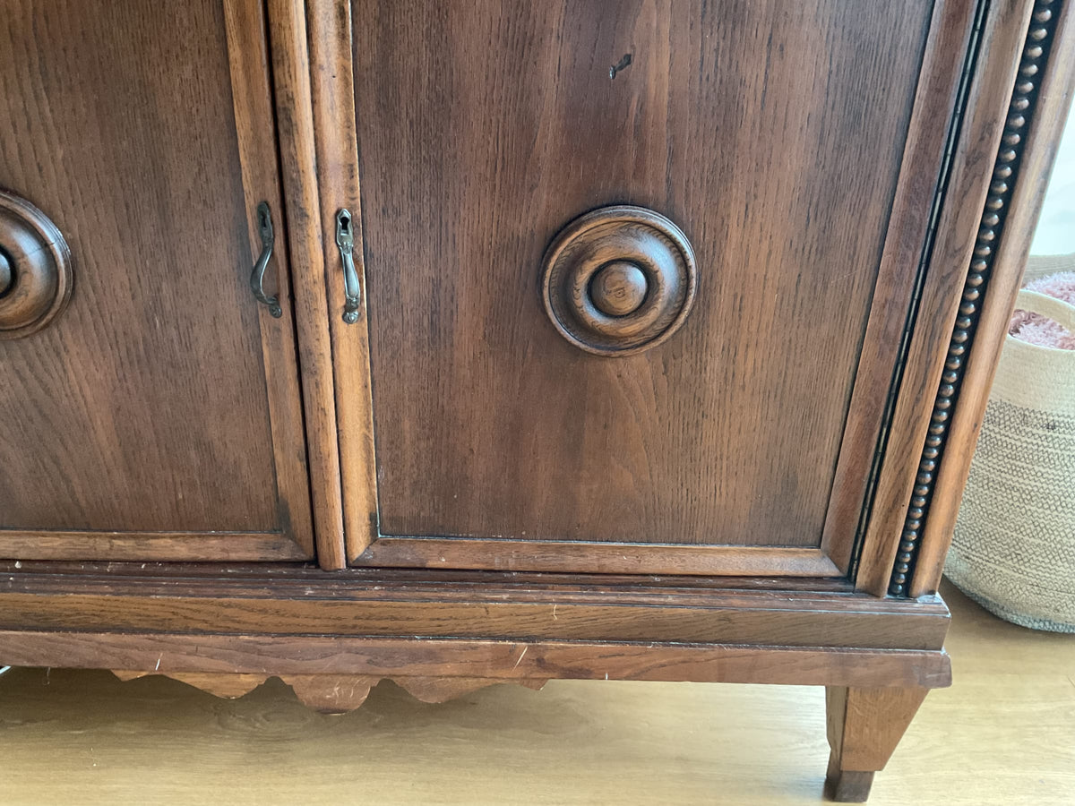 Vintage Kommode aus Massivholz mit Rosetten und Aufsatz