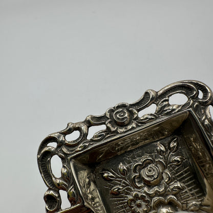 Quadratischer 800er Silber Aschenbecher durchbrochener Rand und florale Reliefarbeit