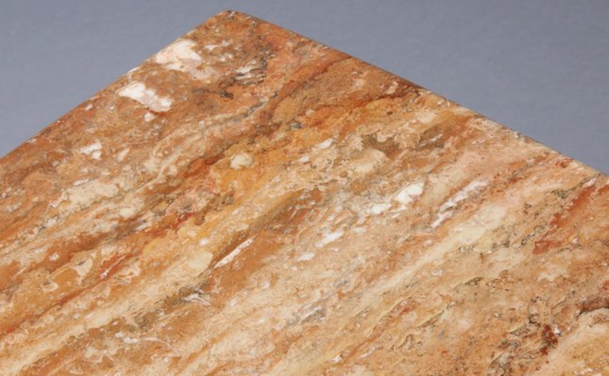 Vintage Beistelltisch mit Maserung, korallenrotes Marmorunikat