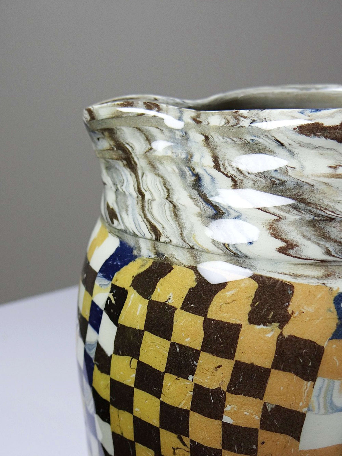 Keramik-Krug von Atelier 141 mit Schachbrettdekor