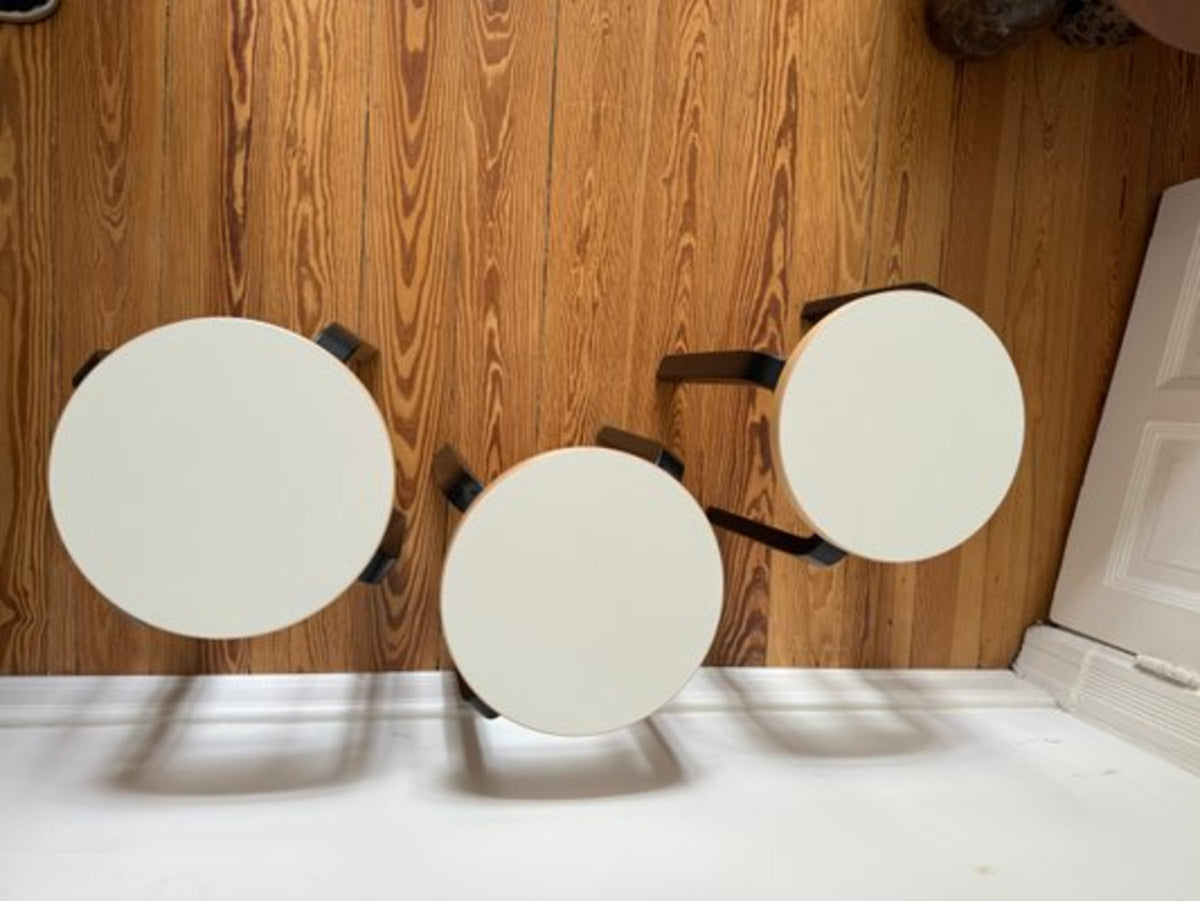 Vintage Hocker Stool 60 von Alvar Aalto für Artek Schwarz Weiß Weizenfarben