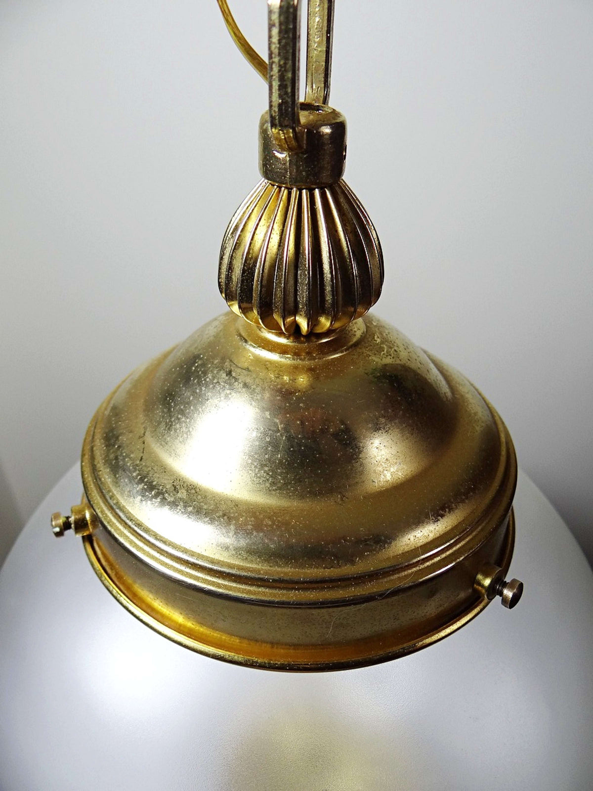 Vintage Hängeleuchte Milchglas Globe Hollywood Regency, vergoldetes Metall