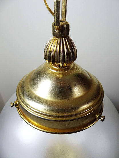 Vintage Hängeleuchte Milchglas Globe Hollywood Regency, vergoldetes Metall