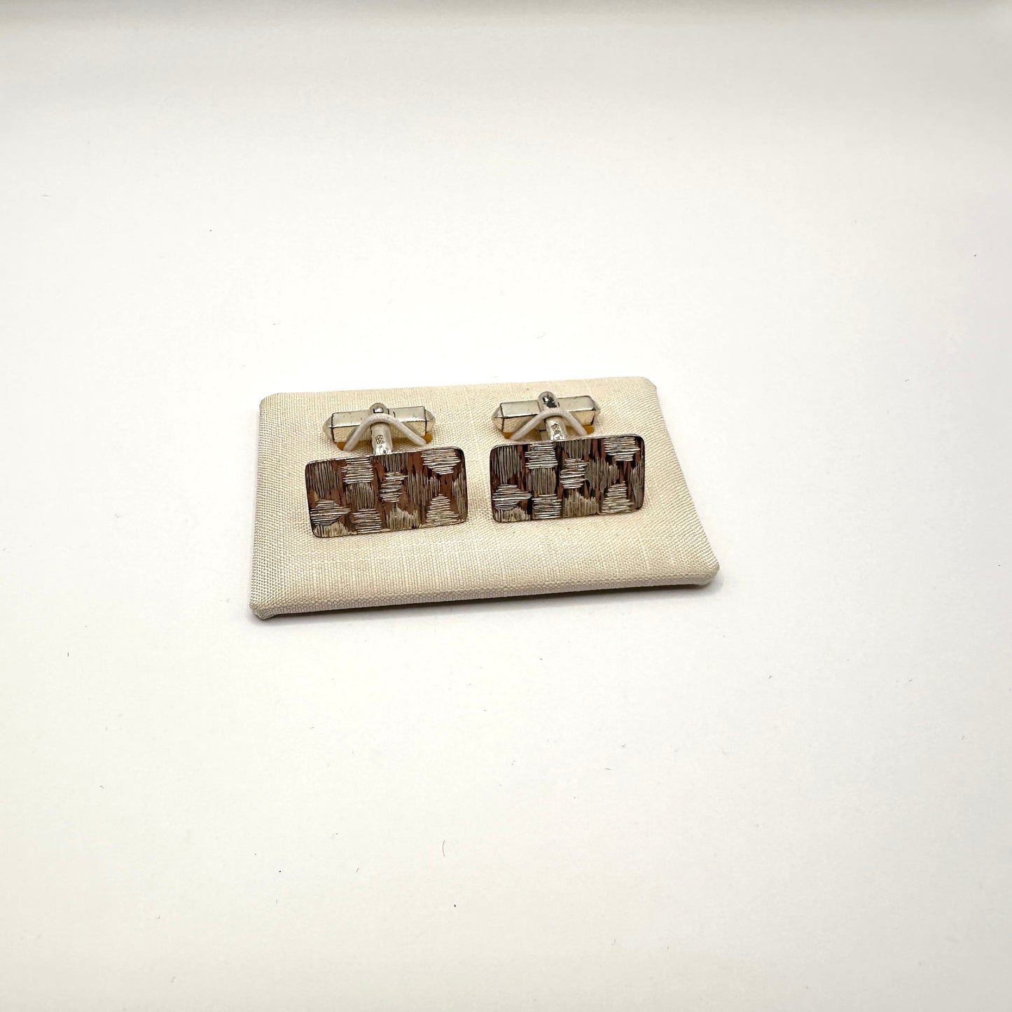 Rechteckige Manschettenknopf aus 835er Silber mit Kreuzschliff-Muster