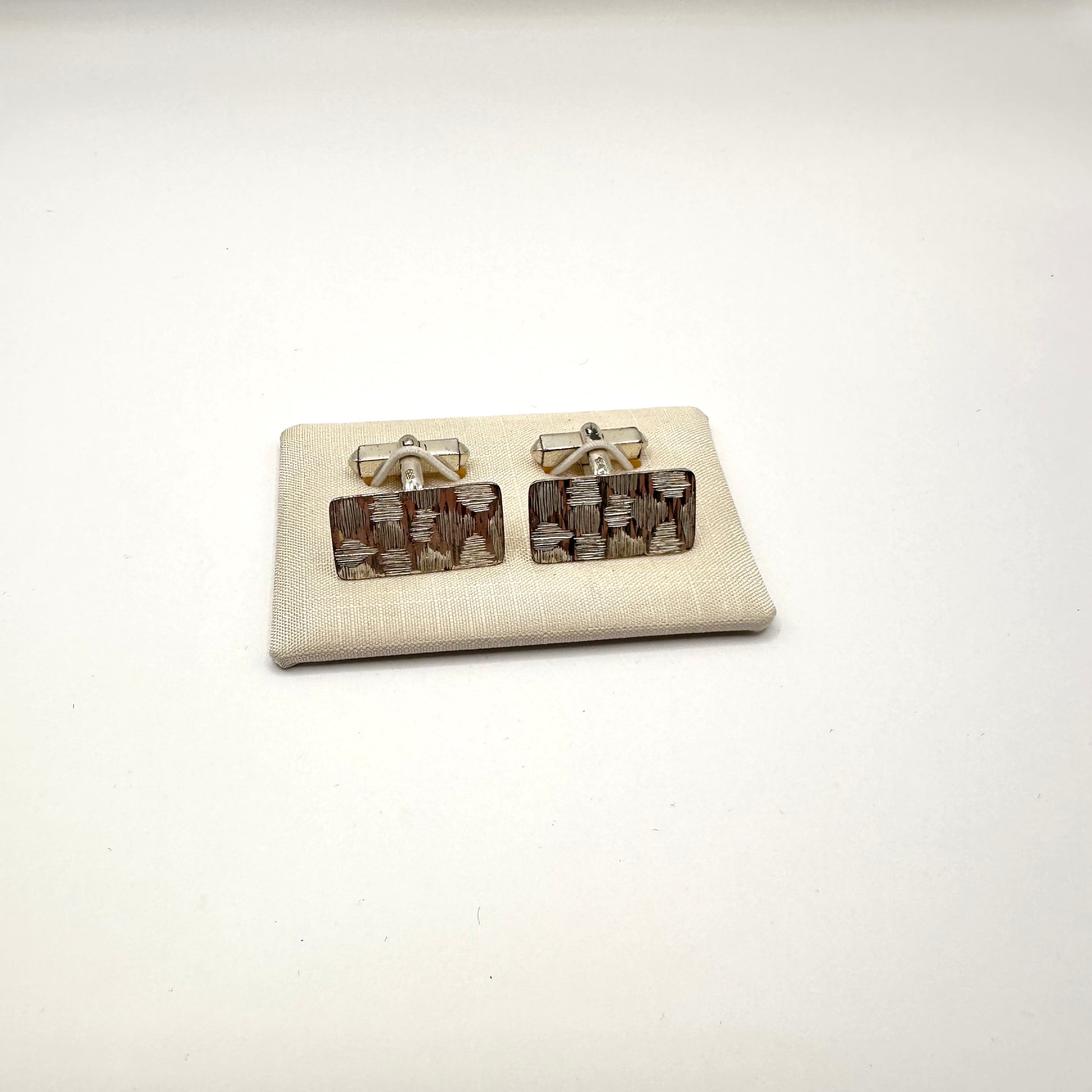 Rechteckige Manschettenknopf aus 835er Silber mit Kreuzschliff-Muster