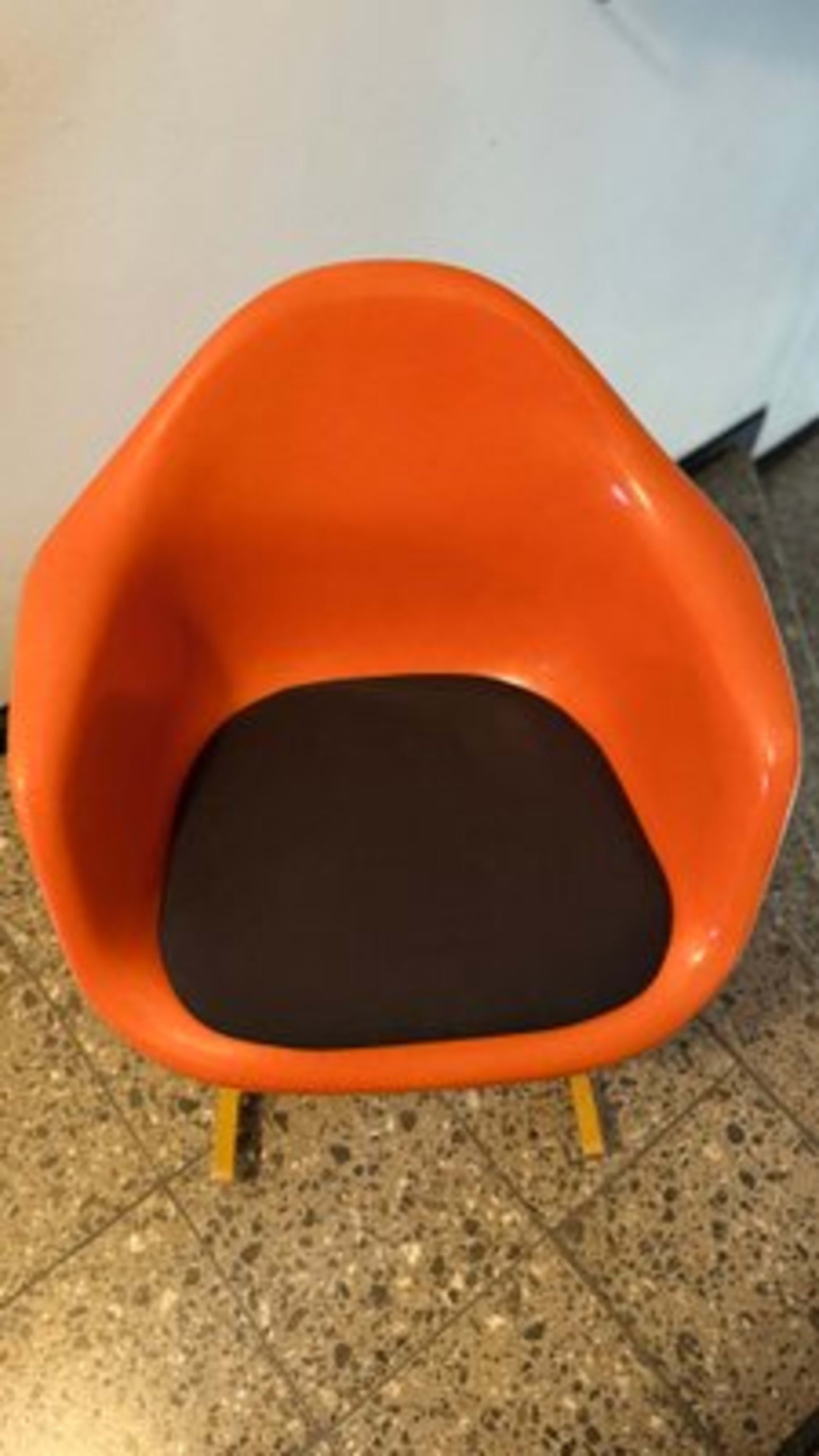 Vintage Schaukelstuhl RAR von Charles und Ray Eames für Herman Miller schwarz rot hellbraun