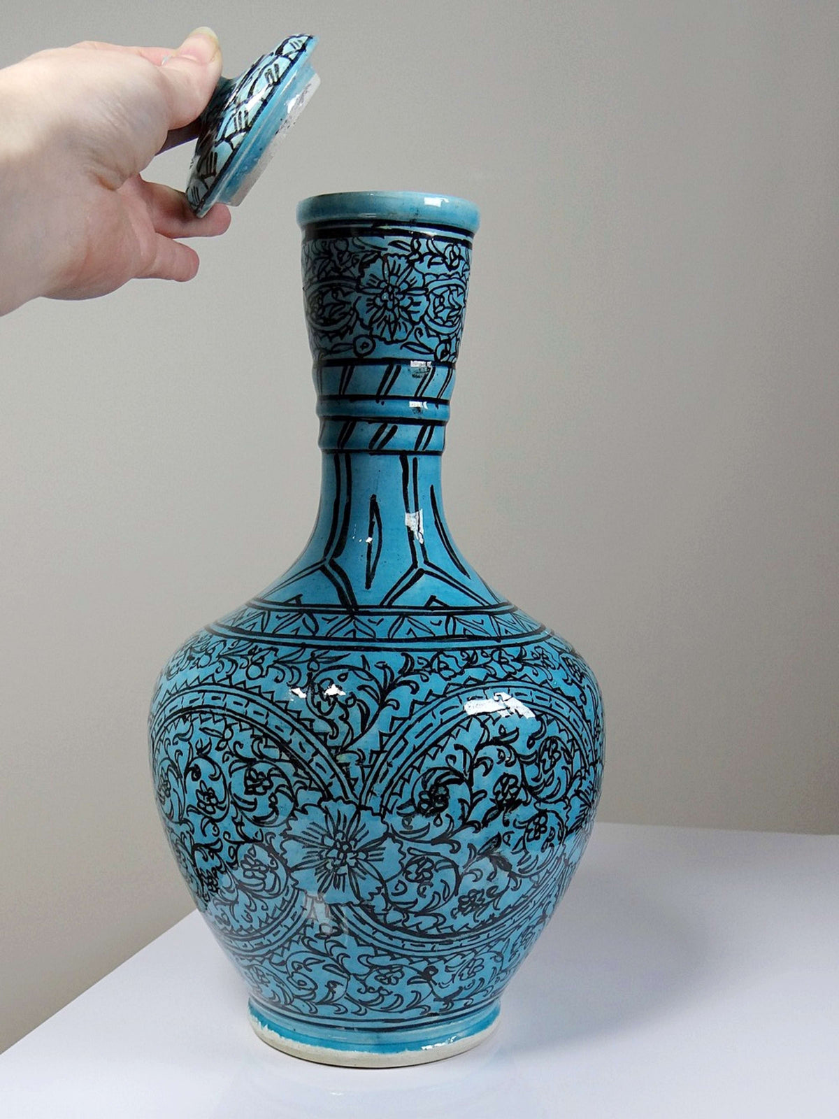 Vintage Vase Iznik Türkis von persisch Schwarzdekor Glasurkeramik