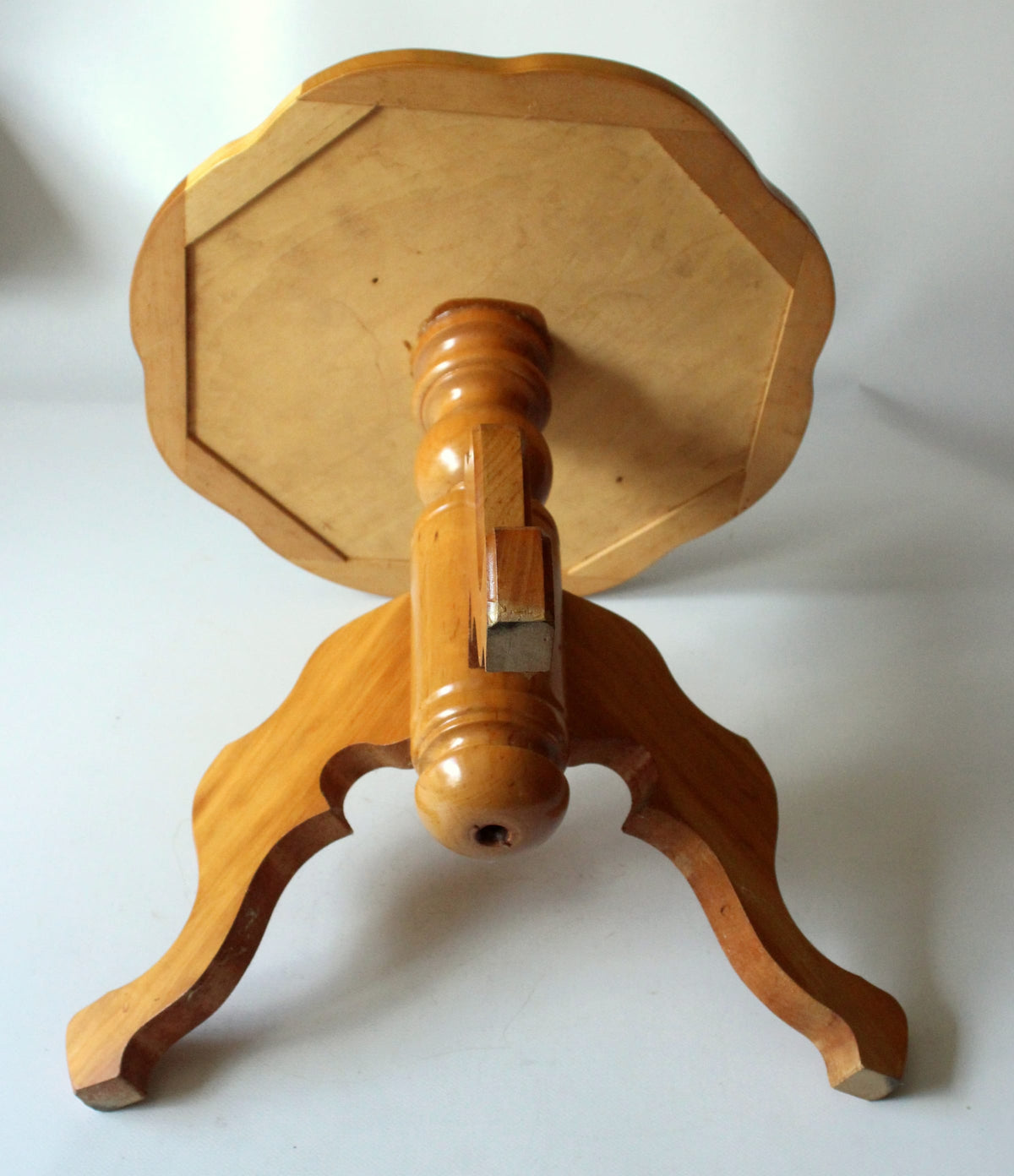 Vintage Blumenhocker aus Holz, Mid-Century
