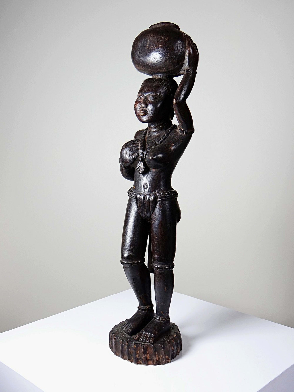 Vintage Holzskulptur "Frau mit Krug" Westafrika