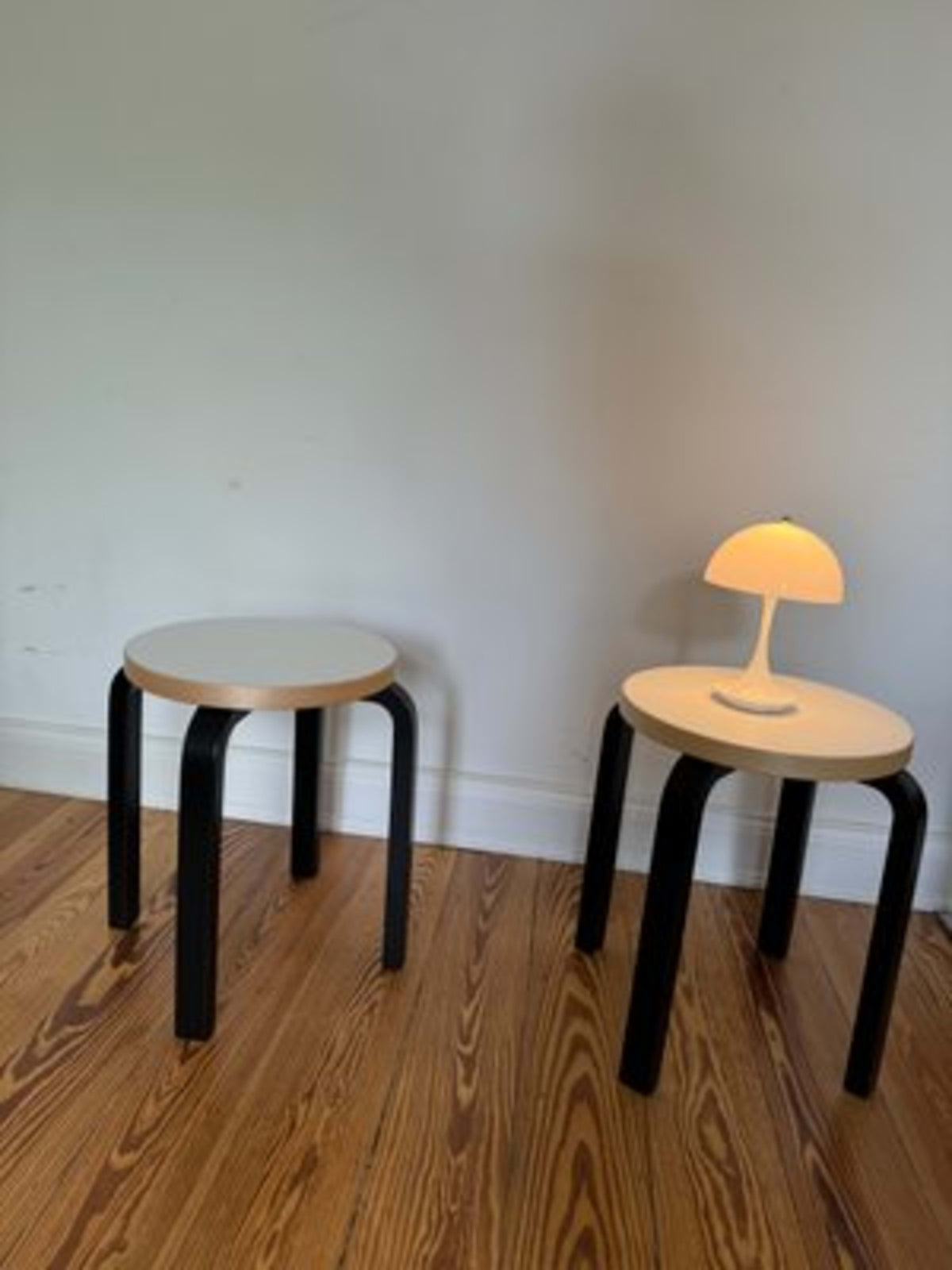 Vintage Hocker Stool 60 von Alvar Aalto für Artek Schwarz Weiß Weizenfarben