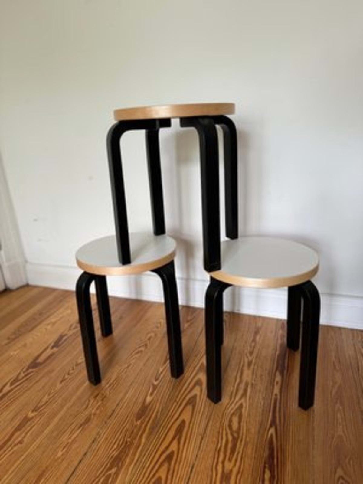 Vintage Hocker Stool 60 von Alvar Aalto für Artek Schwarz Weiß Weizenfarben