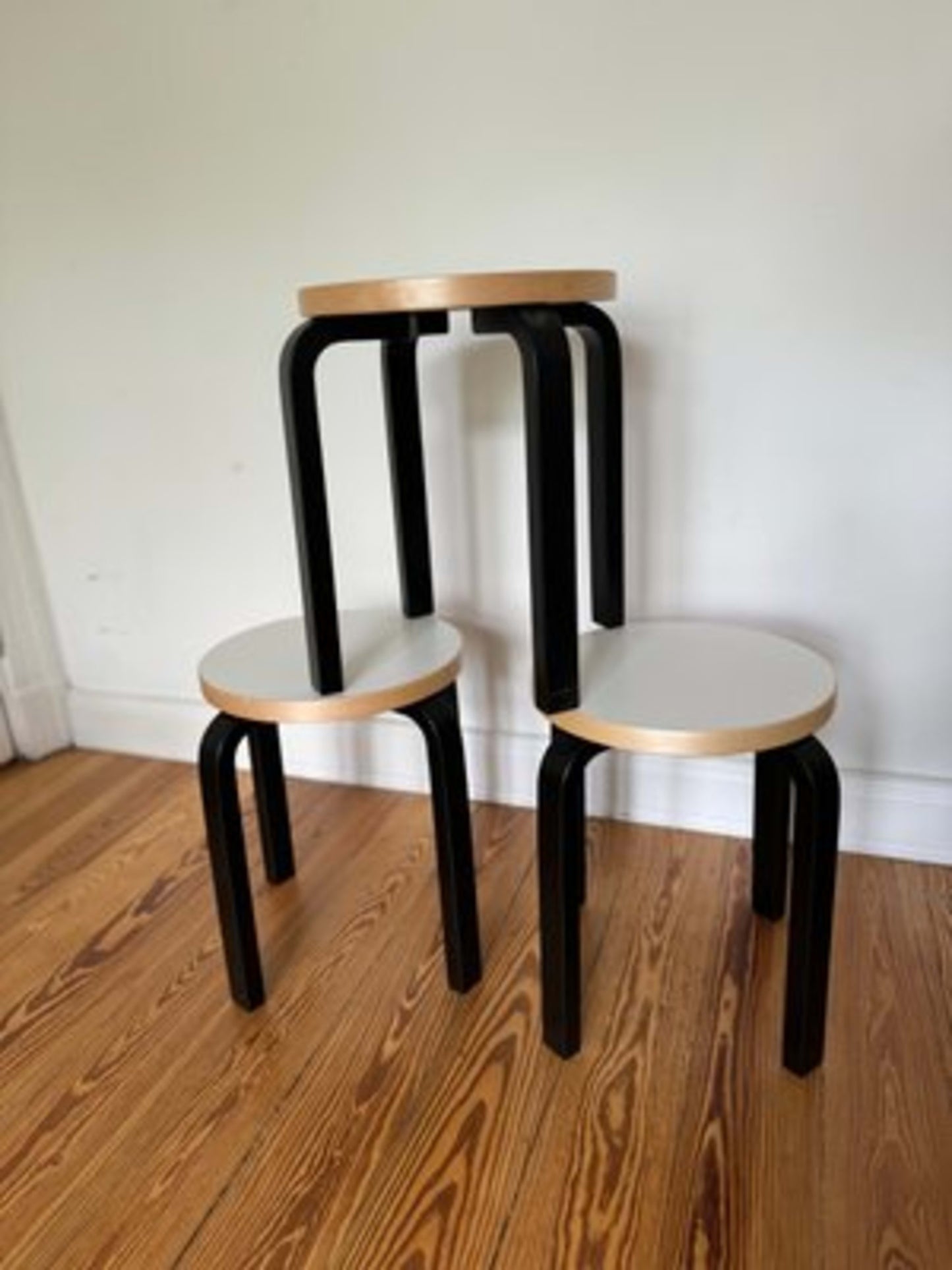 Vintage Hocker Stool 60 von Alvar Aalto für Artek Schwarz Weiß Weizenfarben