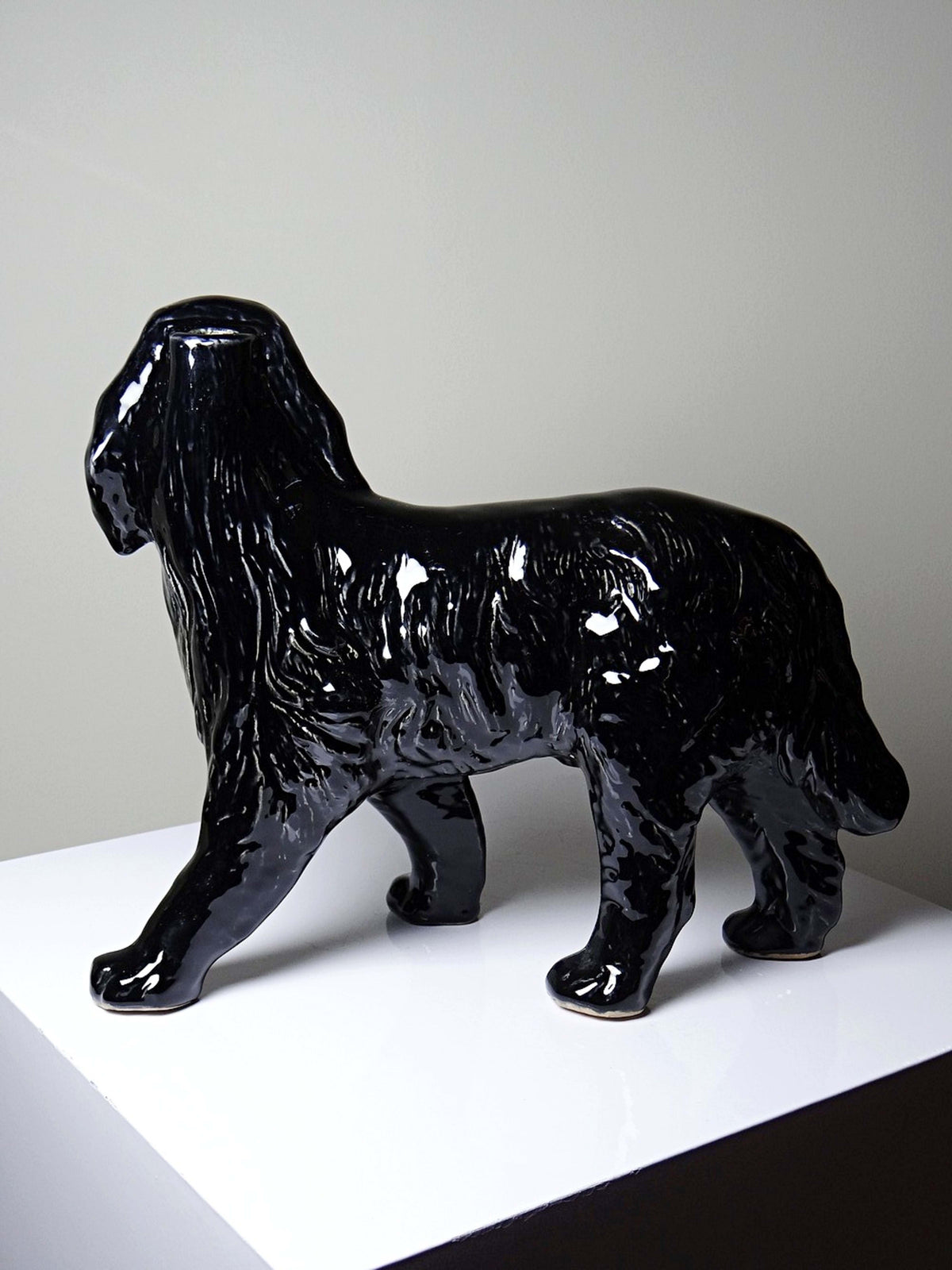 Vintage Karaffe Hund "Newfoundland Screech" Barbotine-Keramik