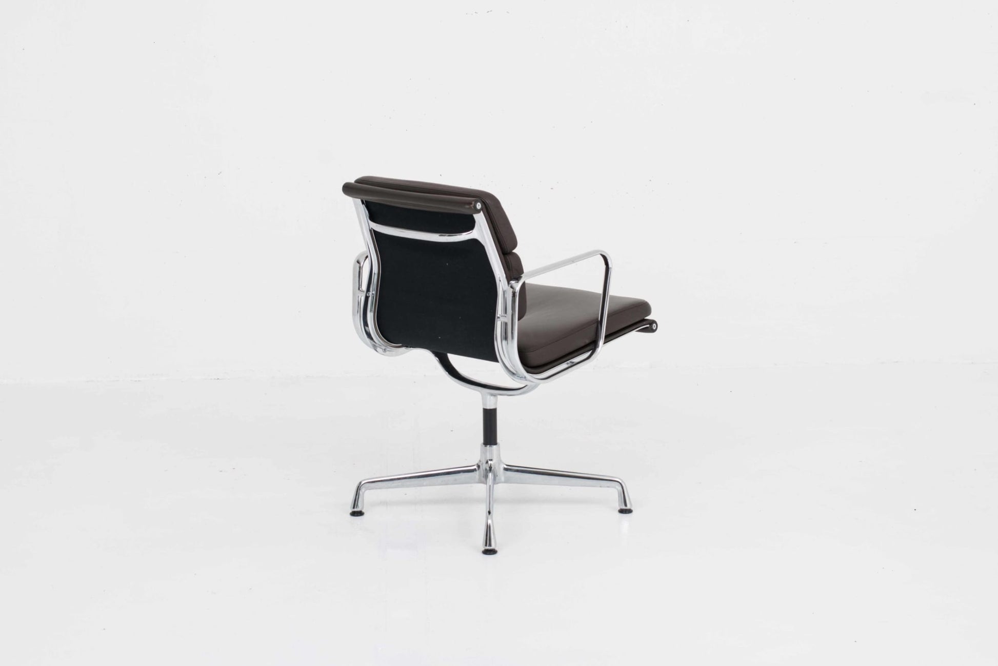 Vintage Bürostuhl EA 217 Soft Pad von Charles und Ray Eames für Vitra dunkelbraunes Leder