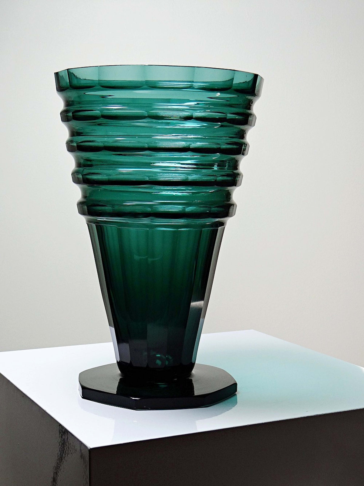 Antike Art Déco Kristallvase Smaragdgrün, Böhmen 1920-1930