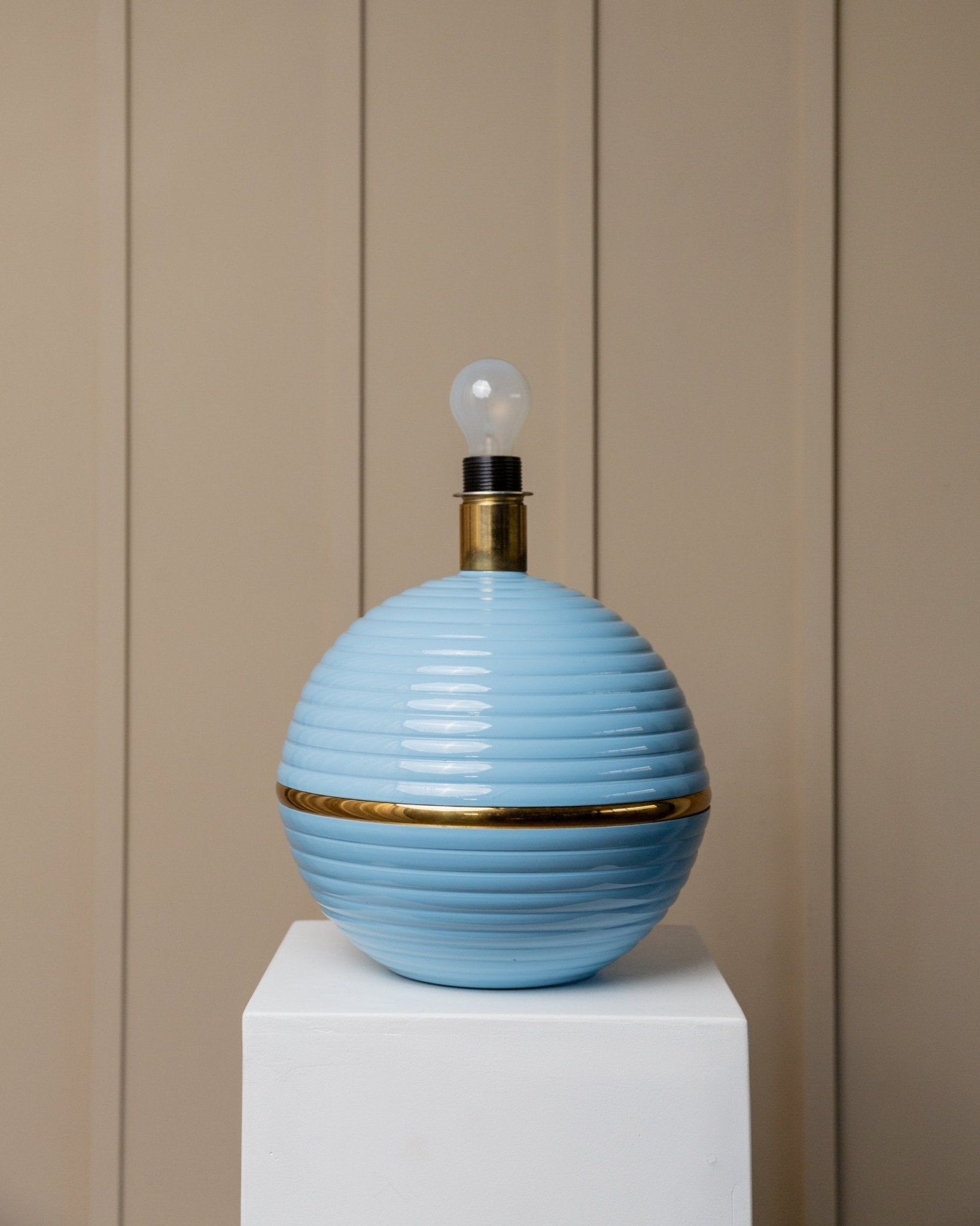 Vintage Tischlampe hellblau und gold Glas Metall Italien 1980er