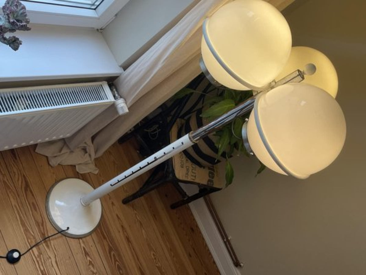 Vintage Stehlampe mit Kugelglas von Targetti Sankey für Targetti, Opalglas, weiß-silberfarben