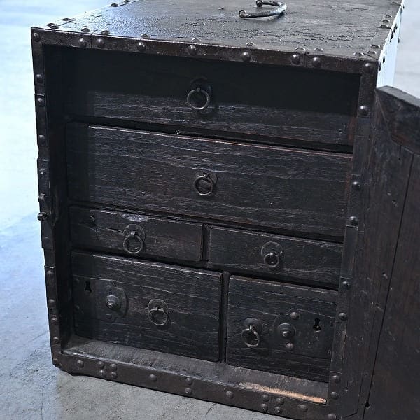 Vintage Schiffskommode mit Eisenbeschlägen