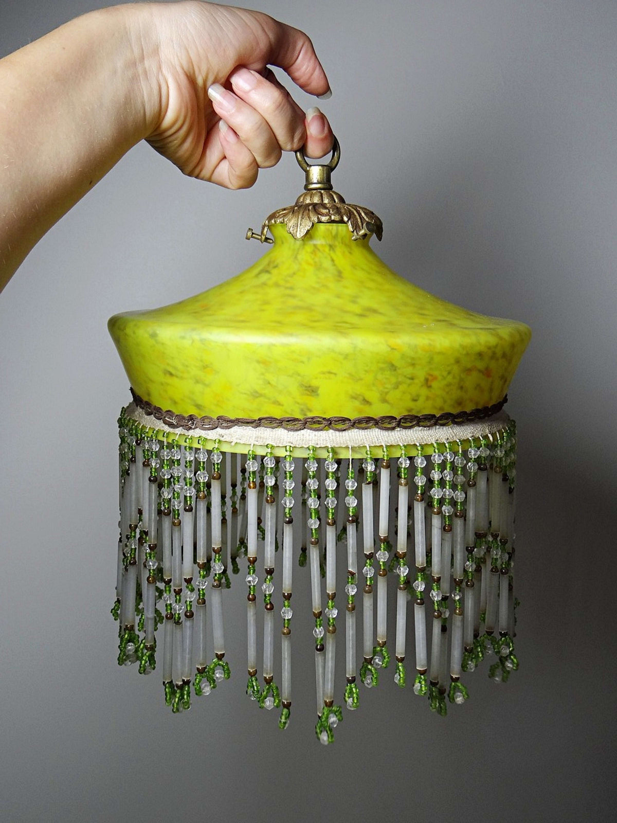 Vintage Lampenschirm Art Déco Glas marmoriert gelb mit Perlenfranse