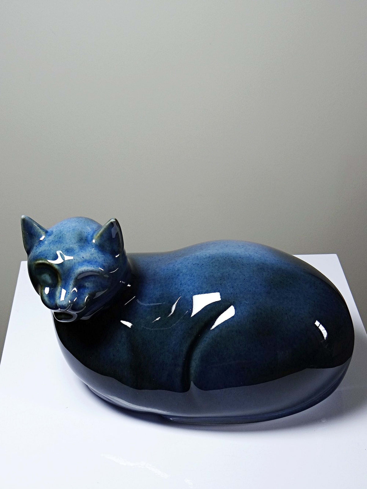 Vintage Skulptur "Liegende Katze" von Virebent, Porzellan Blau