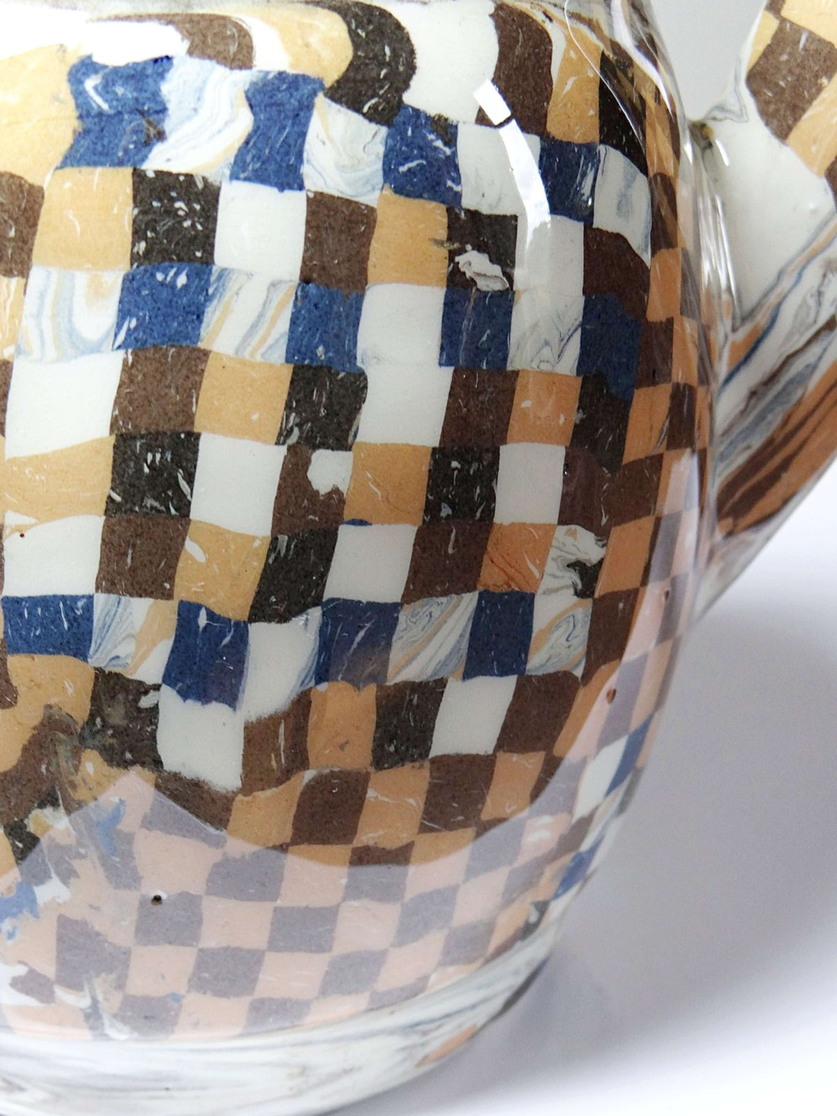 Keramik-Krug von Atelier 141 mit Schachbrettdekor